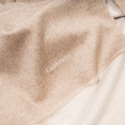 Produktbild beige Kaschmir Schal mit Bestickung. Close-up view.