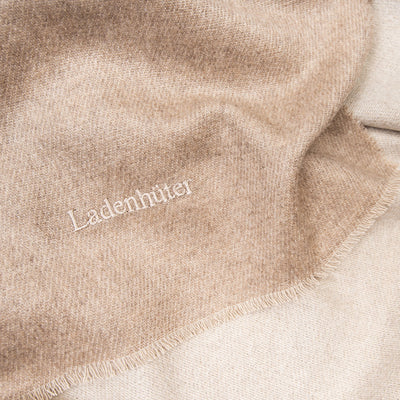 Produktbild beige Kaschmir Schal mit Bestickung. Very Close-up view.