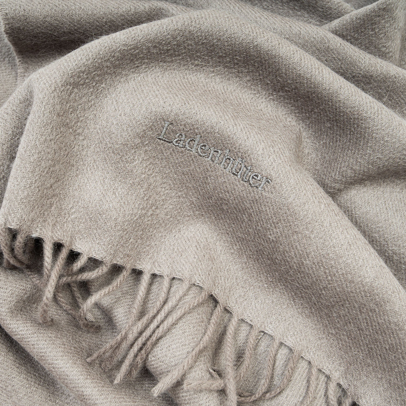 Produktbild taupefarbener Kaschmir Schal mit Bestickung. Close-up view.