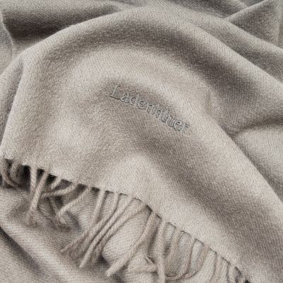 Produktbild taupefarbener Kaschmir Schal mit Bestickung. Close-up view.