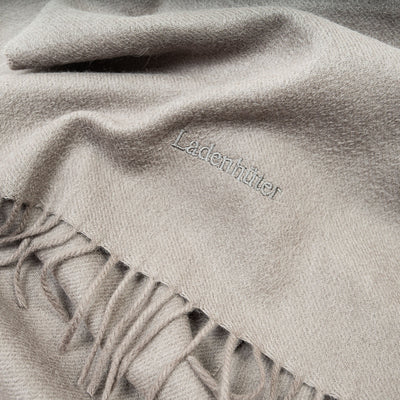 Produktbild taupefarbener Kaschmir Schal mit Bestickung. Very Close-up view.