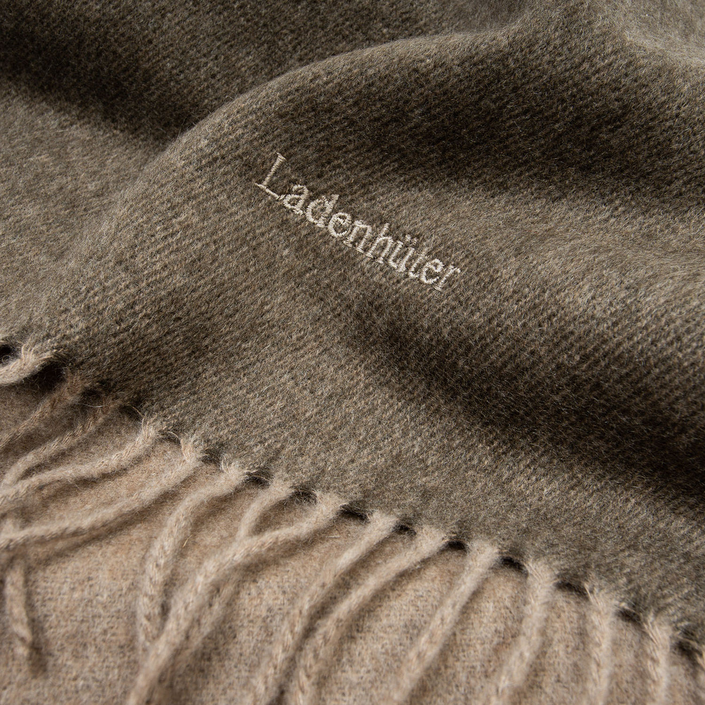 Produktbild braunem Kaschmir Schal mit Bestickung. Close-up view.