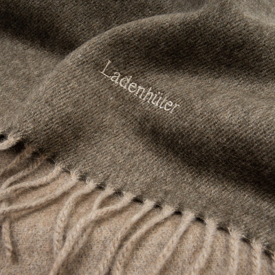 Produktbild braunem Kaschmir Schal mit Bestickung. Close-up view.