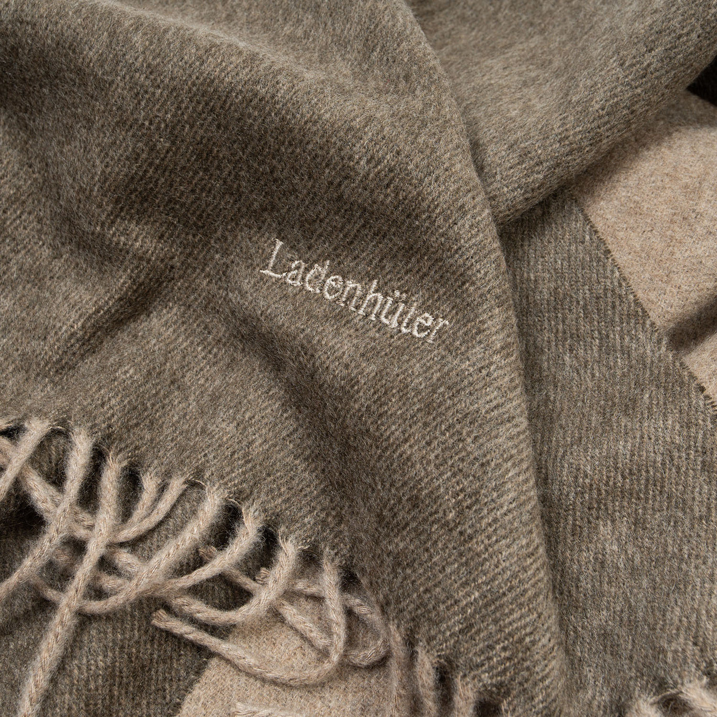 Produktbild braunem Kaschmir Schal mit Bestickung. Very Close-up view.