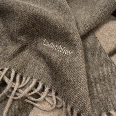 Produktbild braunem Kaschmir Schal mit Bestickung. Very Close-up view.