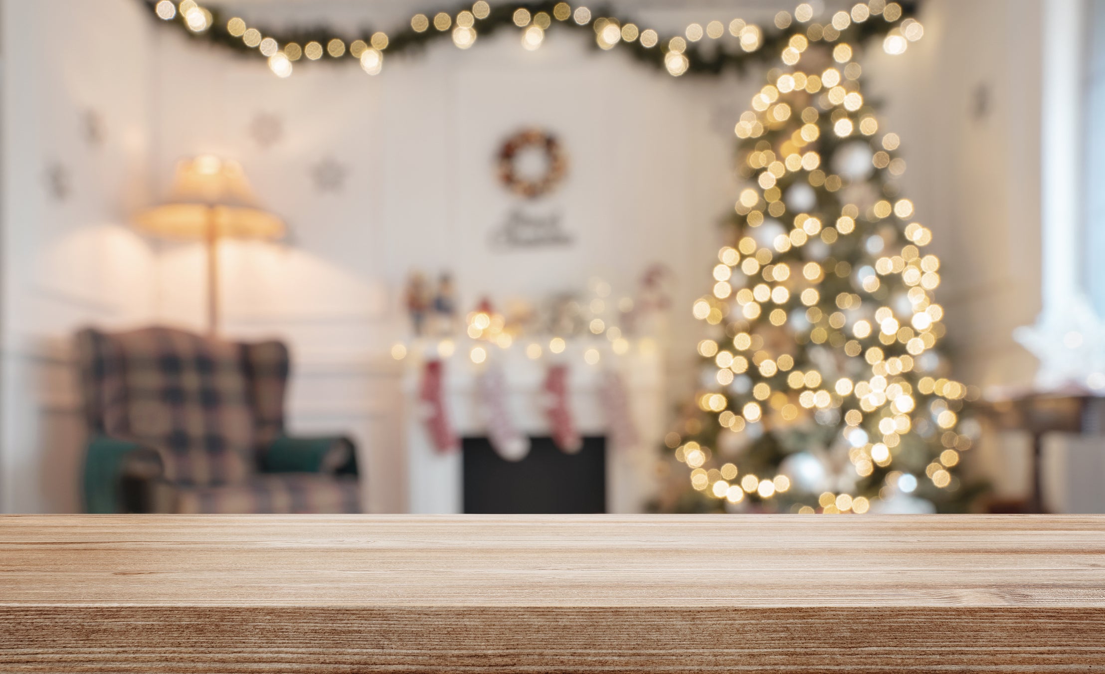 Geschenkideen Weihnachten mit geschmücktem Weihnachtsbaum im Hintergrund.