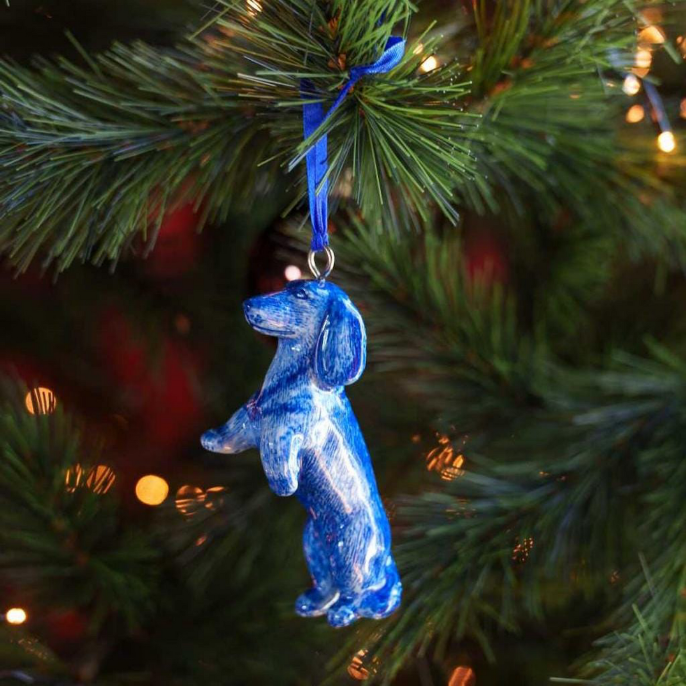 Heinen Delfts Blauw - Weihnachtsanhänger „Teckel Nhaan“ – Bettelnder Dackel aus Porzellan