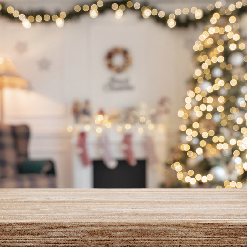 Geschenkideen Weihnachten mit geschmücktem Weihnachtsbaum im Hintergrund.