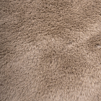 Produktbild beiges Hundekissen aus Webpelz und italienischem Samt. Very Close-up view des Faux Furs.