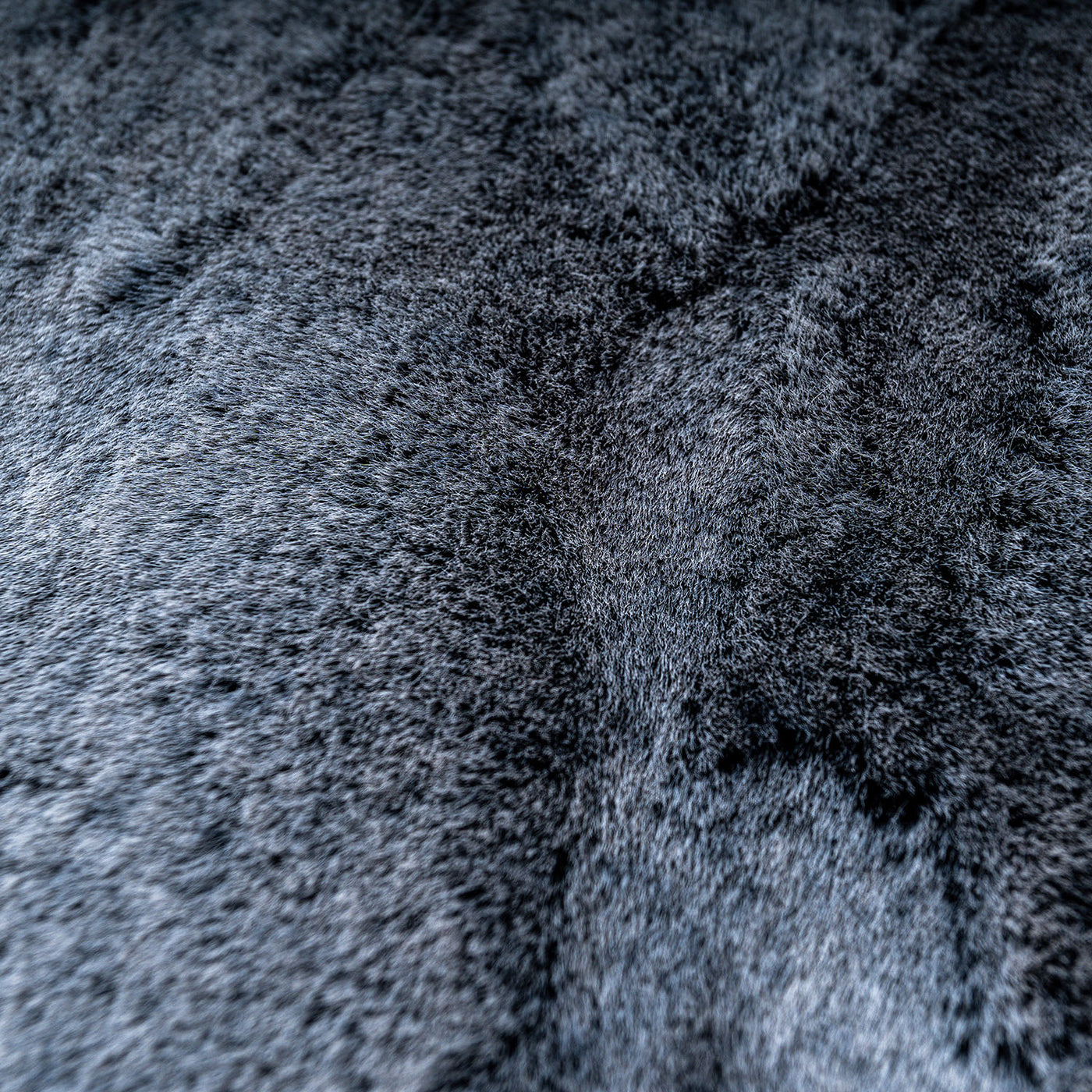 Produktbild graues Hundekissen aus Webpelz und italienischem Samt. Very Close-up  view des Faux Furs.